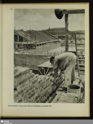 Schwimm-Stadion. Erstes fertiges Werk des Sportforums an der Stalin-Allee