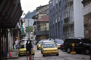 Panama-City - Autoverkehr : Autoverkehr in den engen Straßen. Aufgenommen am 14. September 2011 in der Altstadt von Panama-City