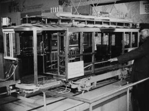 Szene aus dem Dokumentarfilm "Das Schaufenster der Deutschen Industrie": Werbung für die Jahresschau "Die Technische Stadt" (Modell eines Straßenbahnwaggons)
