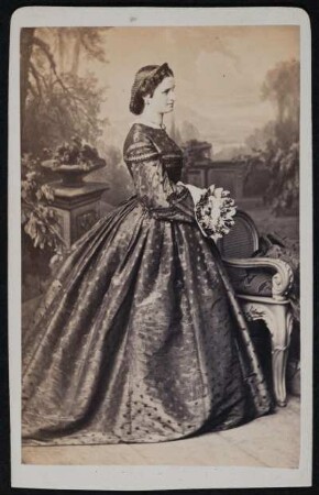Porträt Melitta Alvsleben (1842-1893; Sängerin). Albuminabzug auf Karton (Carte-de-visite mit Atelieraufdruck verso)