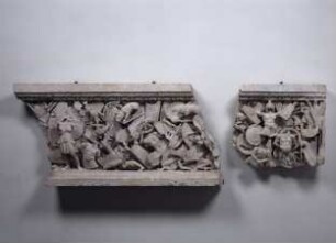 Teile eines römischen Frieses mit Kriegstrophäen