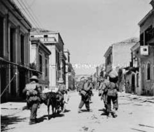 Kreta: Deutsche Fallschirmjäger in den Straßen der Hauptstadt Heraklion