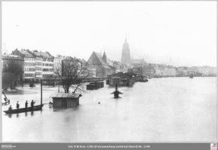 Von der Untermainbrücke nach Osten zum Eisernen Steg, Main bei Hochwasser und überschwemmter Mainkai mit Lagerhallen, Leonhardskirche und Dom