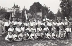 Festwiese. Nr. 17: Jungengruppe mit blumenumwundenen Armbrüsten