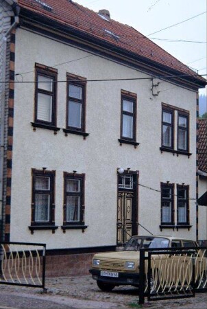Haus mit verzierter Eingangstür