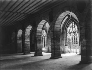 Kreuzgang : Blick aus dem Grossen Kreuzgang in die Halle und den Kleinen Kreuzgang des Basler Münster.