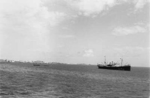 Panorama : Küstenlinie von Assab, Schiff vor dem Hafen