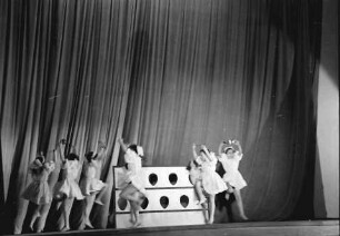 Bukarest: Casa Maresalului, Tanzspiel der Kinder