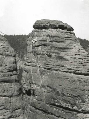 Sächsische Schweiz. Rathener Felsgebiet ,Großer Wehlturm. Seilschaft G. Walpert u. E. Gorlt in der Südwest (Süd-) Wand. (VIIb)