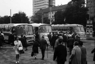Freiburg: DB Reisespaß mit Reisepass; 1000 alte Leute reisen; bereitstehende Busse