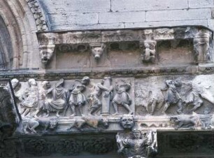 Südlicher Fassadenabschnitt — Figurenfries: Christus vor Pilatus und Geißelung Christi