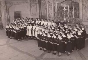 Der Dresdner Kreuzchor in der traditionellen Kurrendetracht : Gesamtaufnahme vor dem Altar der Dresdner Kreuzkirche