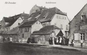Dresden-Neustadt. Rudolfstraße mit posierenden Bewohnern vor dem Haus Ottostraße Nr. 1 mit der Gaststätte "Zum Milchviehhof"