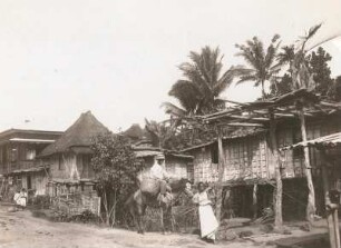 Philippinen. Insel Luzon. Dorfstraße mit Einheimischen