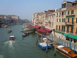 Venedig - Kanal Grande : Blick auf den Kanal Grande von der Rialtobrücke. Aufgenommen in Venedig am 4. Juli 2010