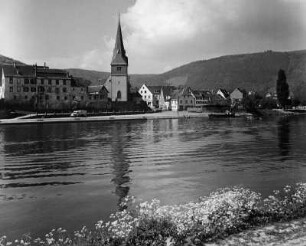 Neckargemünd. Stadtzentrum teilansicht mit Pfarrkirche. Blick über den Neckar