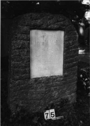 Grabstein 75 (Index: 100084966) Maße HxBxT: 105x66x50 cm Beschreibung: Stele, rustica, Rundbogenabschluß, Schrifttafel, rechteckig: Grabstein 75