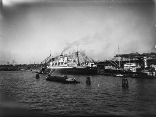 Die "Hamburg" liegt in Hamburg : Das Passagierschiff "Hamburg" wird im Hafen von Hamburg gereinigt.