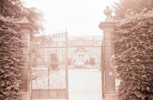 Hannover, Herrenhausen: Schlosshof mit Tor
