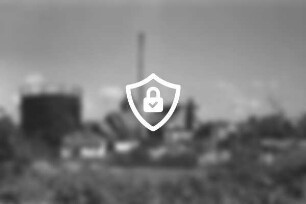 Stadtwerke Bad Oldesloe: Gaswerk: Gasometer, Schornstein und Gebäude: vorn Büsche