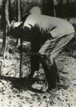 Generalfeldmarschall Paul von Hindenburg (vermutl.) bei Grabearbeiten