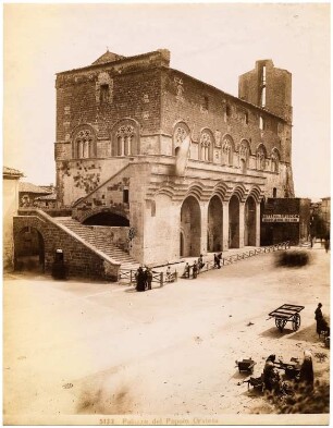 Palazzo del Capitano del Popolo, Orvieto: Ansicht der Treppe, Arkaden im Erdgeschoss und romanisch-gotischer Fenster