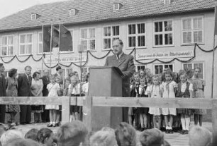 Dr. Johann Ziesch spricht zur Einweihung des Schulneubaus in Panschwitz-Kuckau : Dr. Jan Cyž při narěči składnostnje poswjećenja noweje centralneje šule w Pančicach-Kukowje : Panschwitz-Kuckau / Pančicy-Kukow