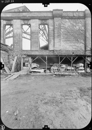 Dresden-Südvorstadt, Nürnberger Straße / Hohe Straße. Ruine der Zionskirche (1908-1912, R. Schilling, J. W. Gräbner; Zerstörung 1945, als Lapidarium genutzt). Blick durch die Fensteröffnungen gegen das Stahltragwerk