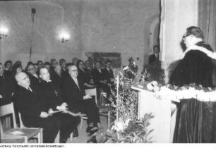 Dresden, Dresdner Kreuzchor. Festakt zum 70. Geburtstag von Rudolf Mauersberger (29. Januar 1959) in der Heinrich-Schütz-Kapelle der Dresdner Kreuzkirche, 1957/59. Gaben- und Blumenarragement privat