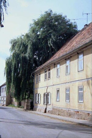 großes, traufständiges Bauernhaus