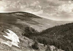 Erzgebirge. Hinterer Fichtelberg (Glimmerschiefer). Blick aus dem oberen Teil des Zechengrundes (Naturschutzgebiet), links im Vordergrunde Schneereste