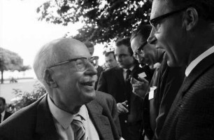 17. Tagung 1967 Chemiker; Maikäferrede: Leopold Ruzicka dahinter Baron Dées de Sterio