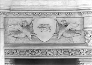 Kaminwandrelief, Linkes Feld: Wappen von Engeln getragen