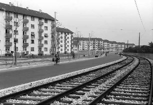 Karlsruhe: Mühlburg, Blick von der Straßenbrücke auf Siedlungsblöcke und Straßenbahngleise