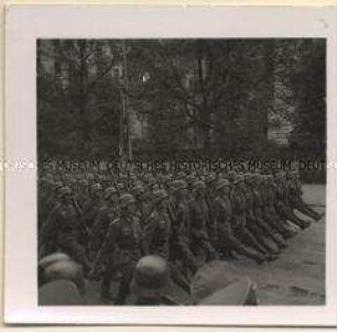 Die Soldaten Adolf Hitlers im Felde, Parade für Adolf Hitler in Warschau