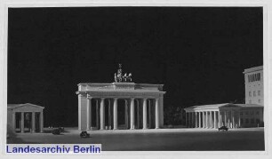[Modellfotos zum Umbau des Brandenburger Tores mit freigelegtem Tor]