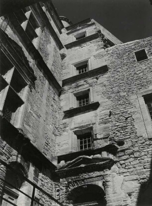 Blick auf die Fassade des Schloßes von Gordes, Vaucluse