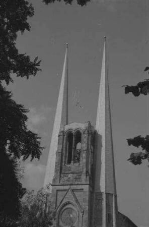 Würzburg: Türme der St. Johanniskirche, vom Hofgarten, näher