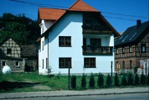 neugebautes zweistöckiges Haus; Lückenbebauung