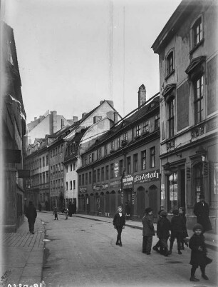 Dresden, Wilsdruffer Vorstadt. Blick auf die Häuser Nr. 5 bis 13 in der Palmstraße mit spielnden Kindern und Passanten