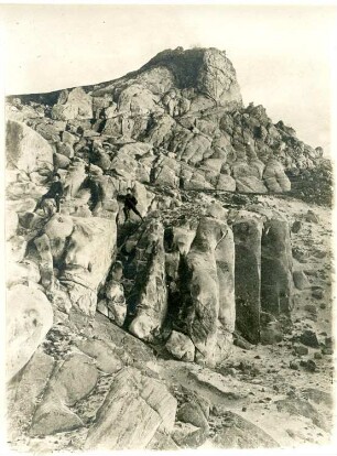 Harzvorland. Naturschutzgebiet am Hoppelberg bei Langenstein-Zwieberge. Säulenbildung während der Verwitterung (Quarzitadern der Eisenadern als Bindemittel)