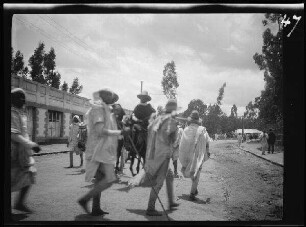 Addis Abeba (Äthiopien): Passanten und Reiter auf einer Straße