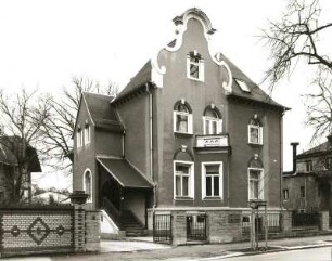 Dresden-Strehlen, Oskarstraße 8. Villa. Um 1890. Straßenansicht mit Hauseingang