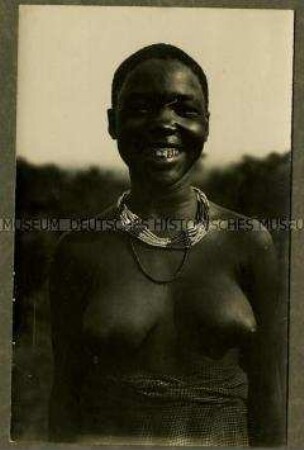 Junge afrikanische Frau mit Halsschmuck und freiem Oberkörper