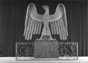 Reichsadler mit verziertem Stahlgatter