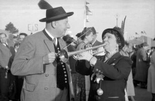 München: Liesl Karlstadt spielt Trompete, mit dem Kapellmeister Max Pfahler vom [Festzelt] Winzerer Fähndl der Paulaner Brauerei