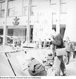 Bildjournalist Erich Höhne (1912-1999) beim Fotografieren