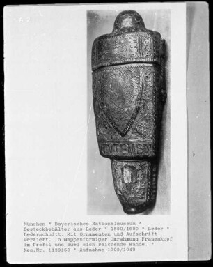 Besteckbehälter mit Ornamenten und Aufschrift verziert