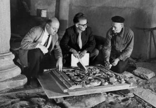 Franz J. Klimm, Hans Erich Kubach und L. Schanninger bei der Betrachtung einer Reliefplatte in der Krypta des Speyerer Doms