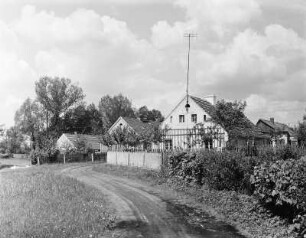 Förstgen bei Niesky, Höfe am Dorfrand : Mücka-Förstgen. Gehöfte und Wohnhäuser mit Kleingärten am Dorfrand